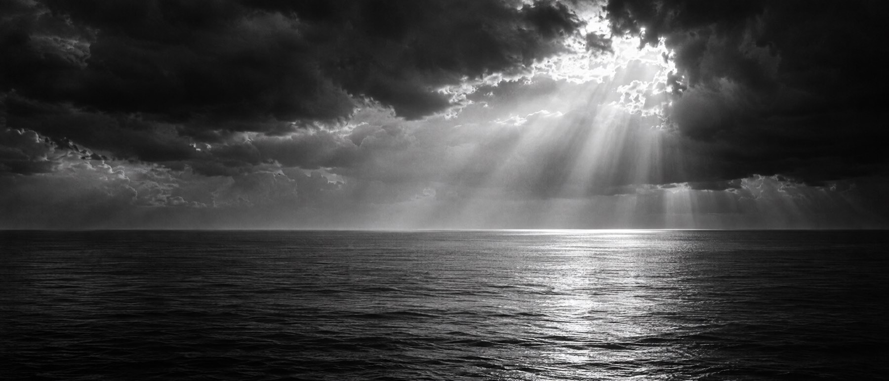 Horizonte del mar bajo un cielo de tormenta