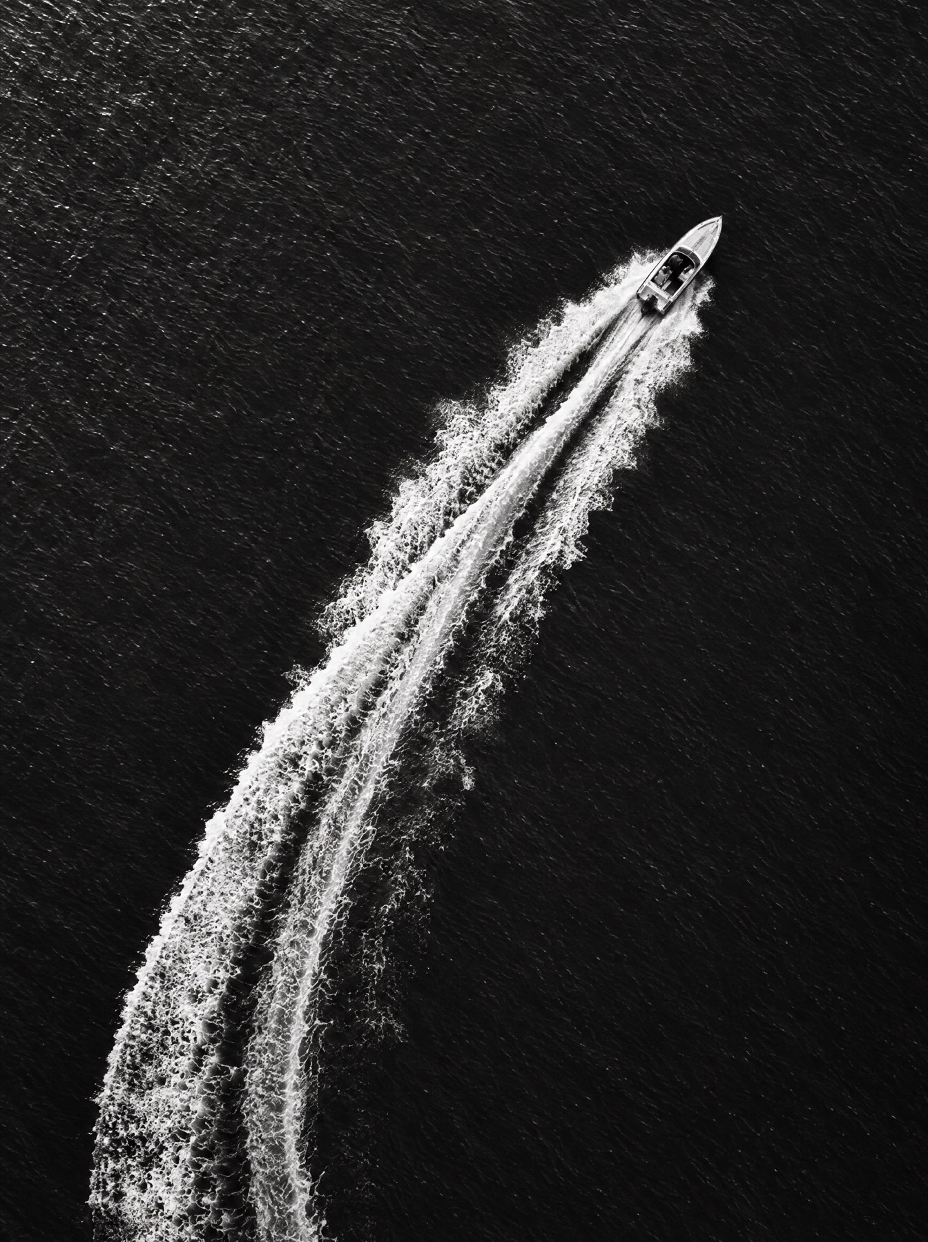 Estela de un bote vista desde el aire
